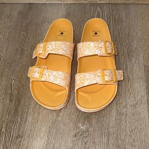 Shade & Shore, yellow and white flowered rubber slides. Size 8.